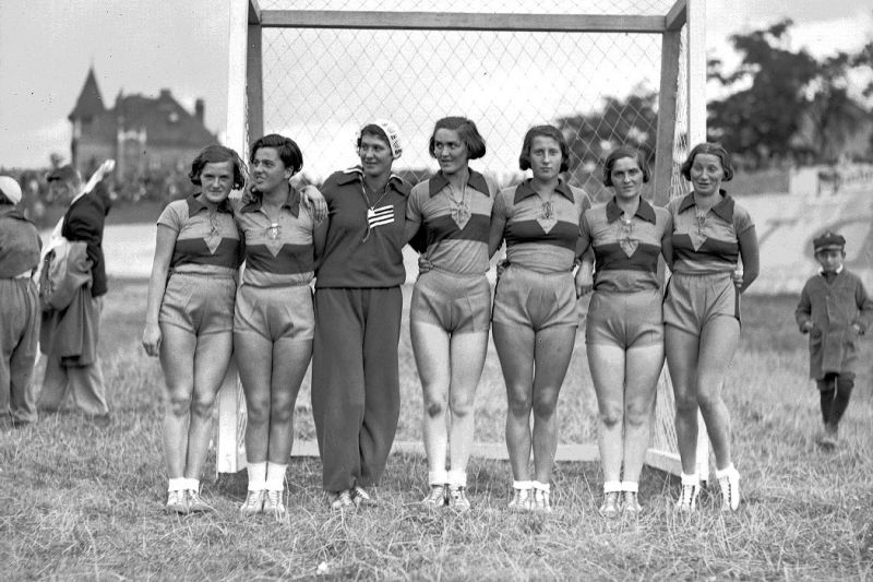 Plik:NAC Cracovia 1933.jpg